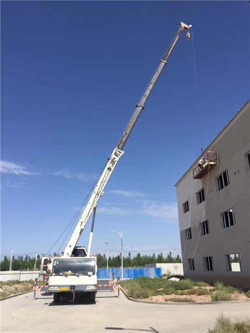 都昌县“轻装强干”—— 吊车的 “轻量化臂架” 技术